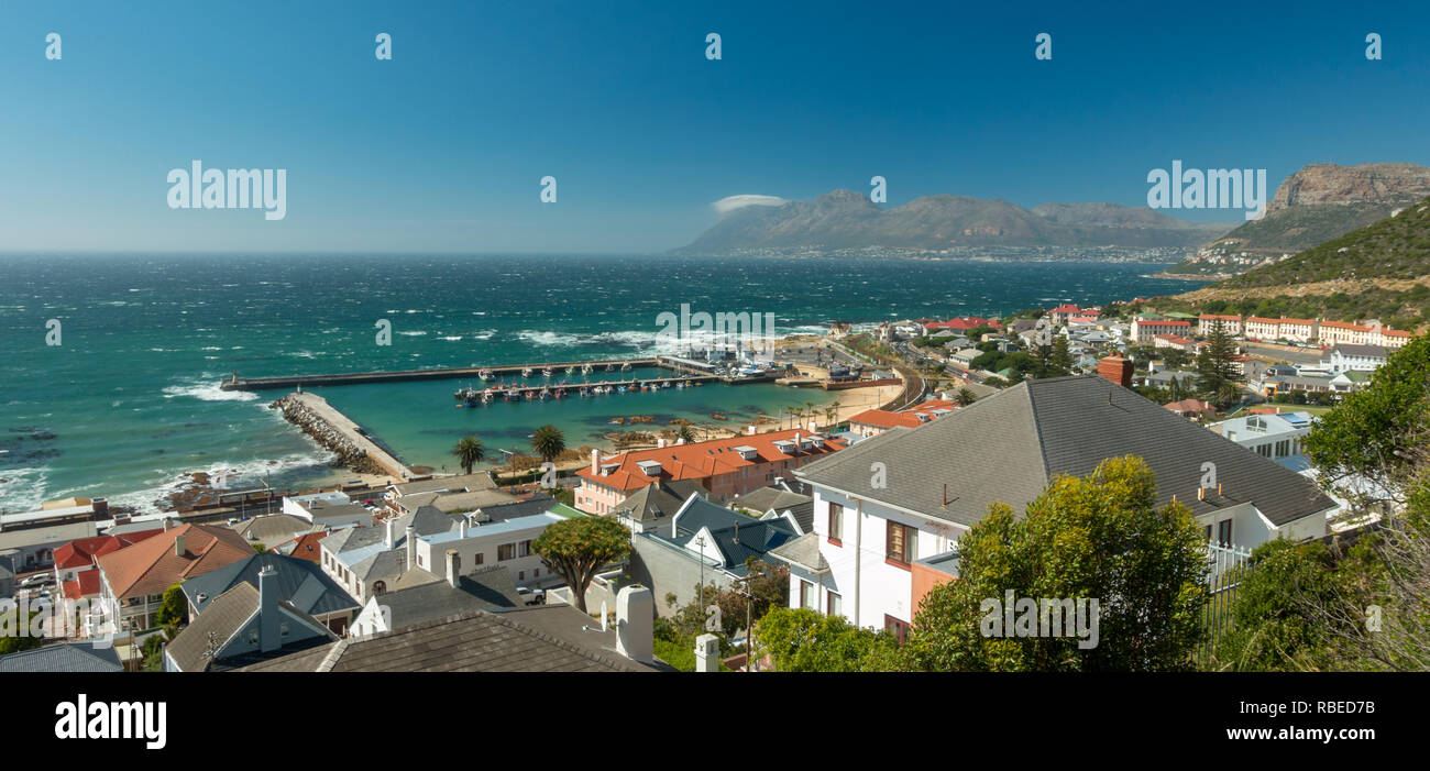 Panoramablick auf den Hafen von Simon's Town an erhöhter Lage mit Blick aufs Meer und die Berge zu behine Stockfoto