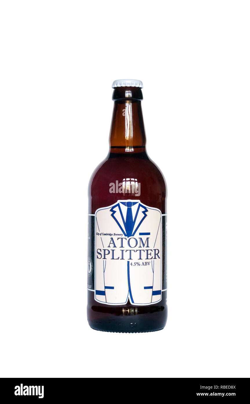 Eine Flasche Atom Splitter, ein golden Ale aus der Stadt Cambridge Brewery. Es hat eine Stärke von 4,5 Vol.-%. Stockfoto