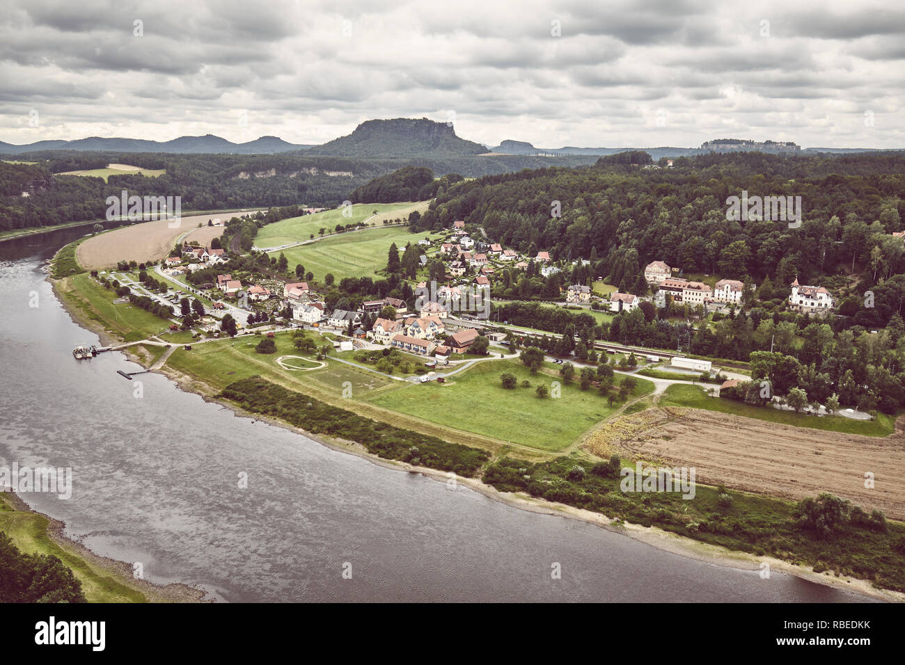 Kurort Rathen Dorf durch die Elbe ein bewölkter Tag, retro Farbe getonte Bild, Deutschland. Stockfoto