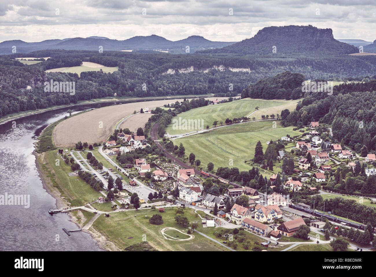 Kurort Rathen Dorf durch die Elbe ein bewölkter Tag, retro Farbe getonte Bild, Deutschland. Stockfoto