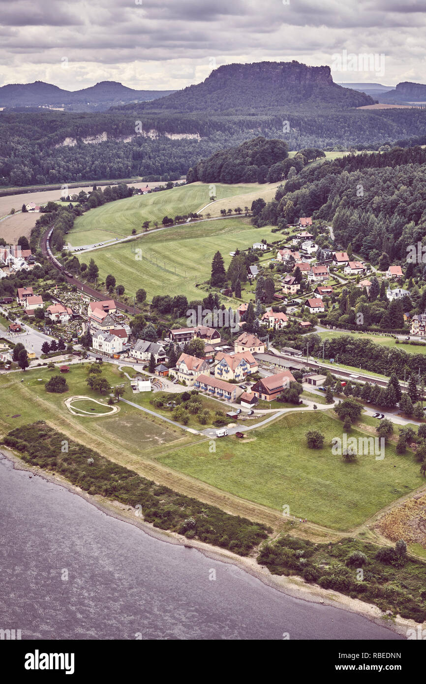 Kurort Rathen Dorf durch die Elbe ein bewölkter Tag, retro Farbe getonte Bild, Deutschland. Stockfoto