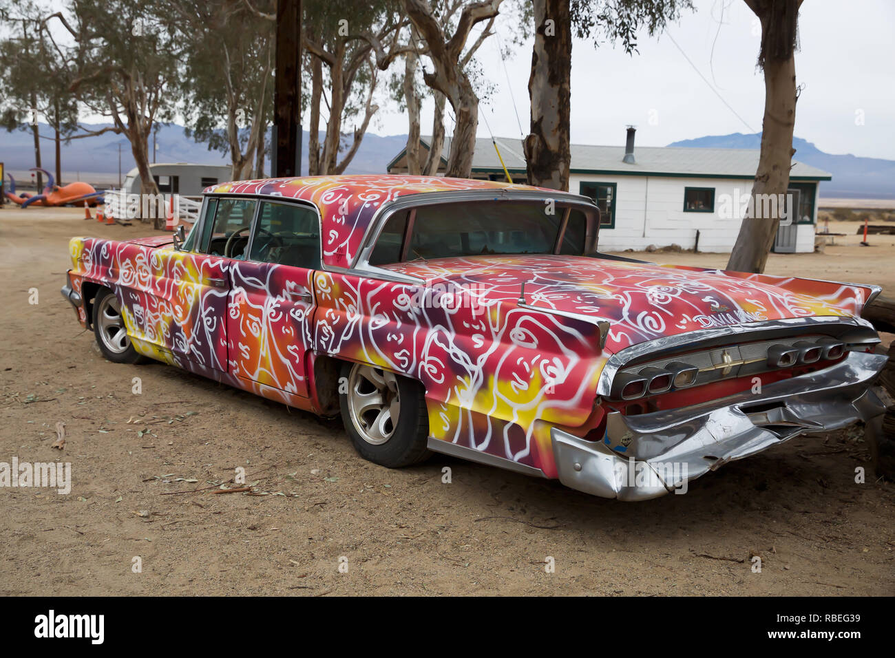 Bunte im alten Stil amerikanisches Auto im Freien art Gallery in Nipton, San Bernardino County, Kalifornien, USA Stockfoto