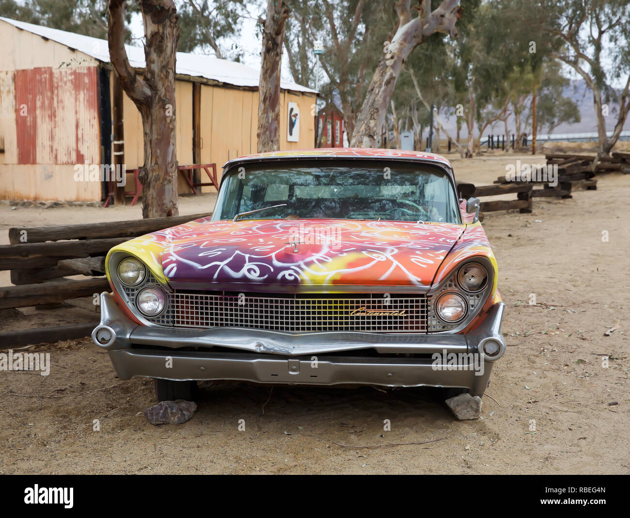 Bunte im alten Stil amerikanisches Auto im Freien art Gallery in Nipton, San Bernardino County, Kalifornien, USA Stockfoto