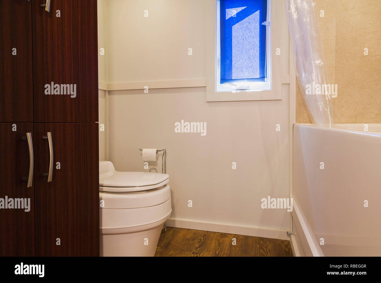 Badezimmer Mit Okologischen Wasserlosen Kompostierung Wc Und Badewanne In Einem Modernen Landhausstil 8 X 24 Fuss Offenes Konzept Design Mobile Mini Haus Stockfotografie Alamy