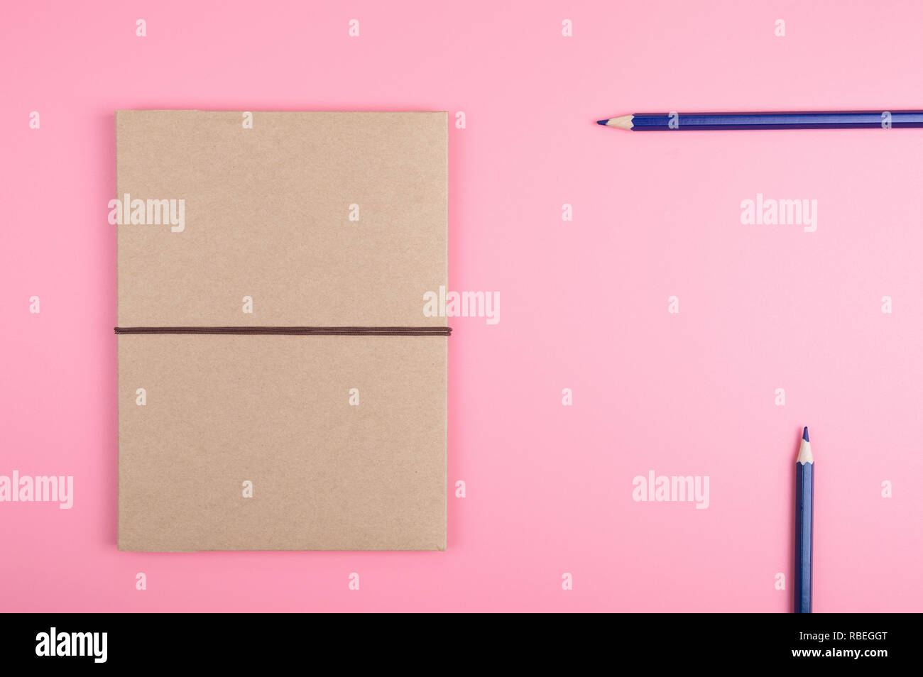 Braun Hinweis und Farbstifte auf rotem Hintergrund Stockfoto