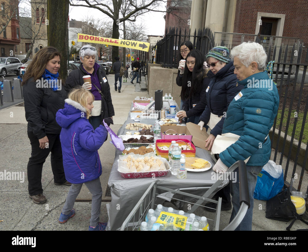Backen verkauf Geldbeschaffer für Öffentliche Bibliothek Park Slope in Brooklyn, NY. Stockfoto