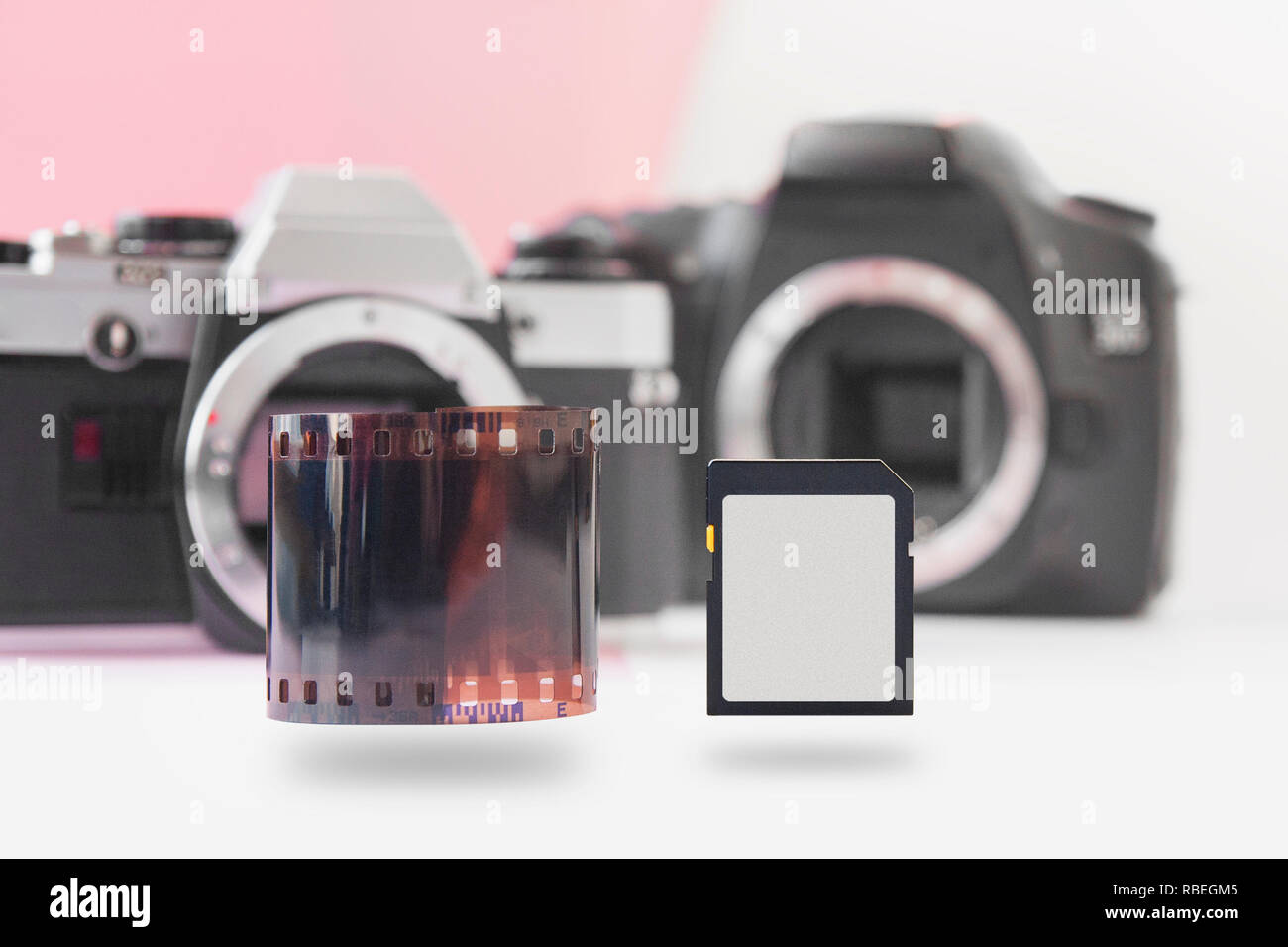 Hochfliegende Memory Flash Card und 35mm Negativ Film Roll mit DSLR auf Hintergrund Stockfoto
