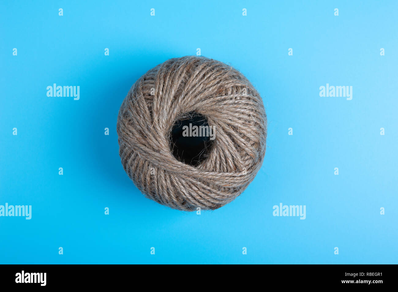 Braun string auf blauem Hintergrund Stockfoto
