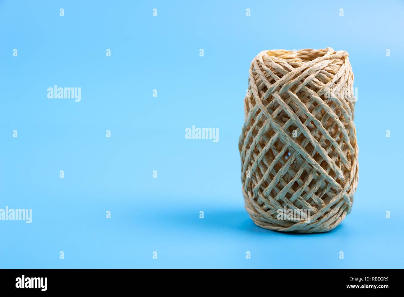 Braun string auf blauem Hintergrund Stockfoto