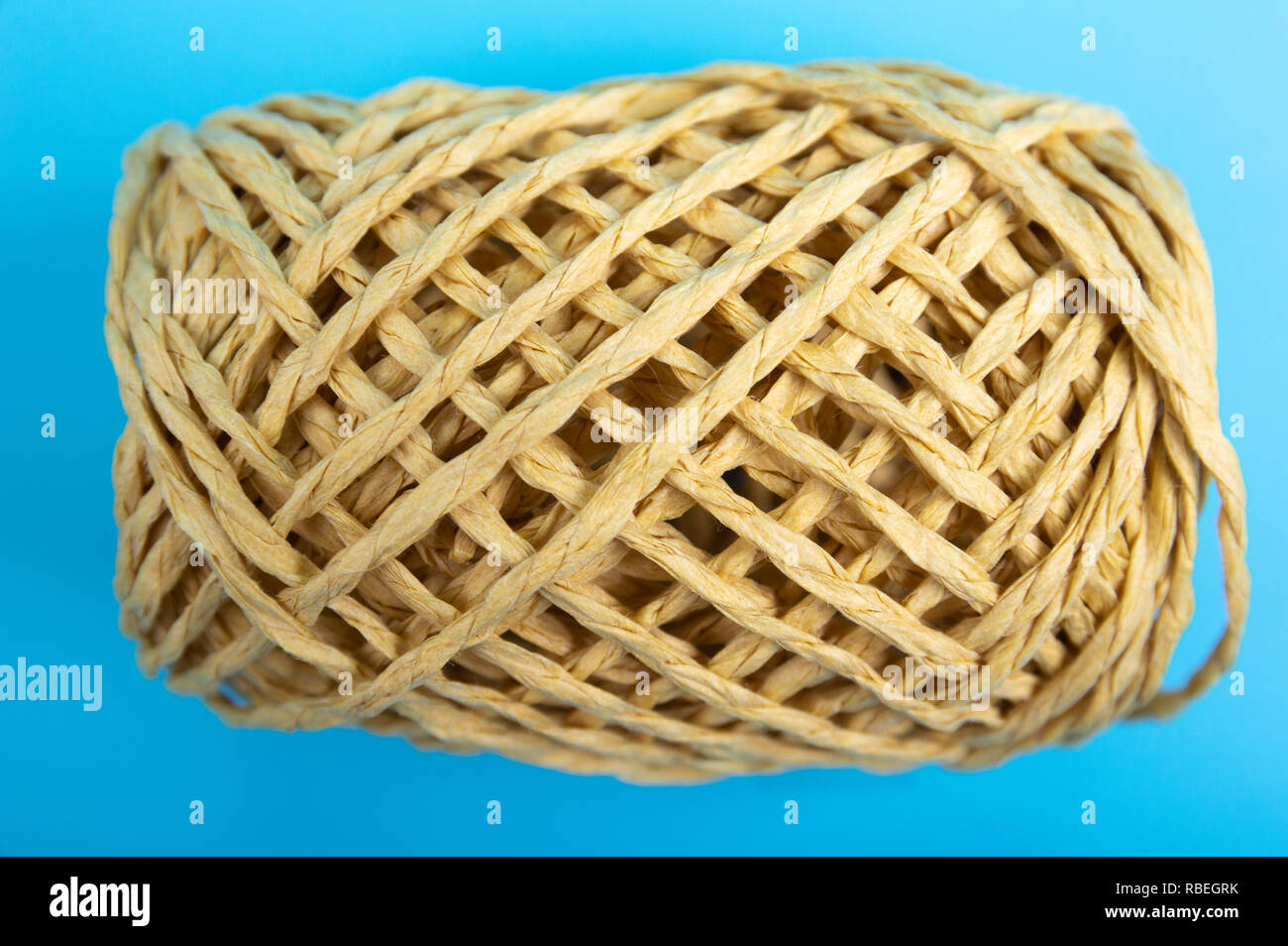 Braun string auf blauem Hintergrund Stockfoto