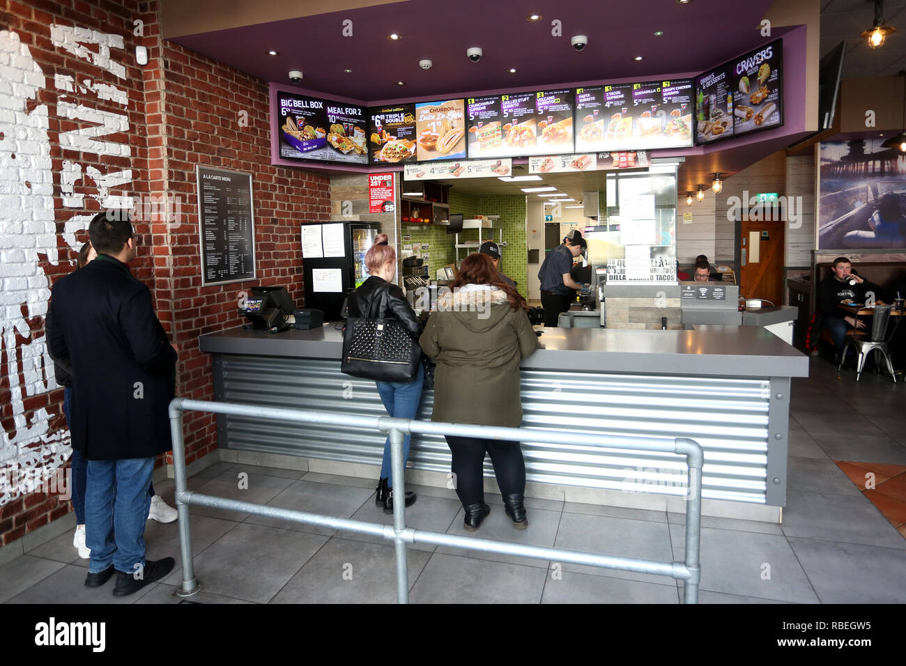 Allgemeine Ansichten der Taco Bell Take-Away Restaurant einer Kette in Chichester, West Sussex, UK. Stockfoto