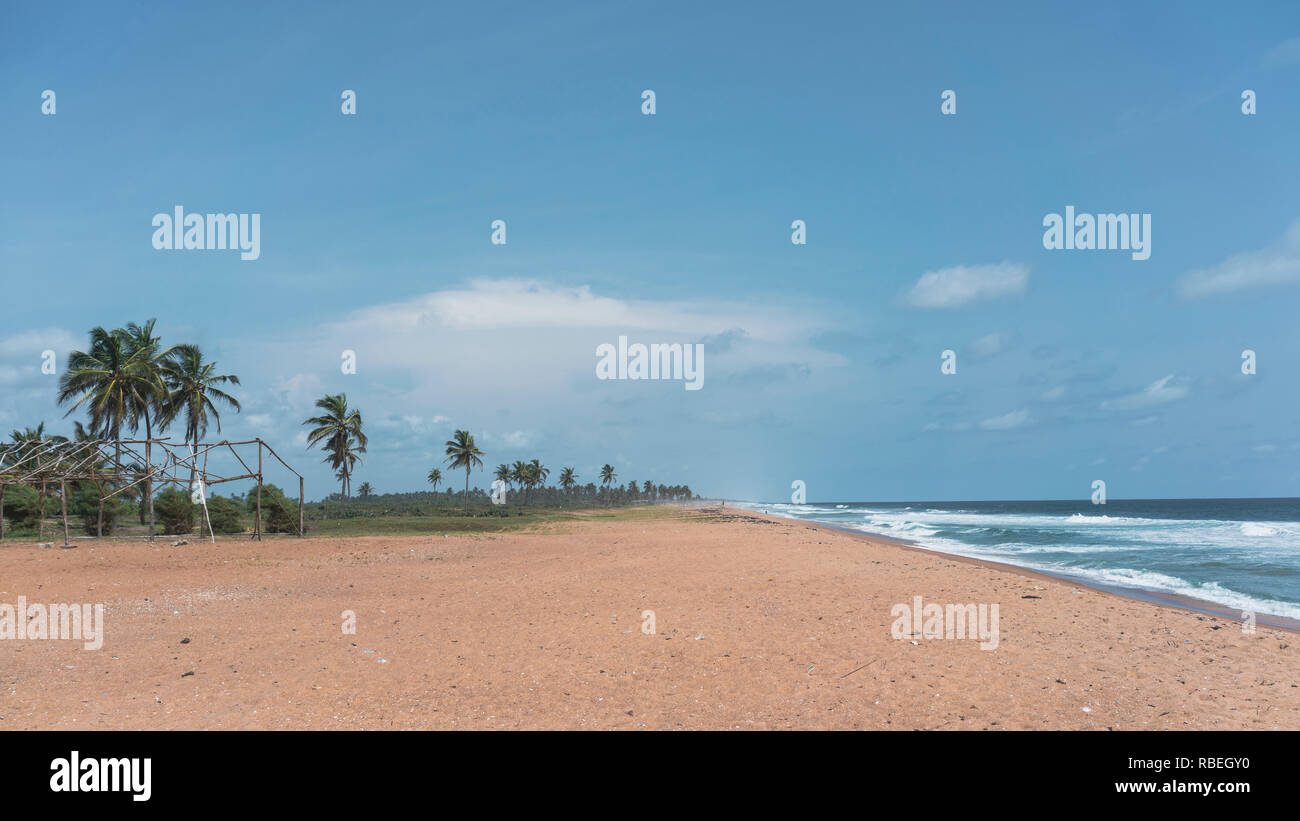 Slave Küste, an der Bucht von Benin, mit Blick auf den Golf von Guinea, dem berühmt-berüchtigten Strand gateway Port zur Sklaverei. Afrika, Benin, Ouidah. Stockfoto