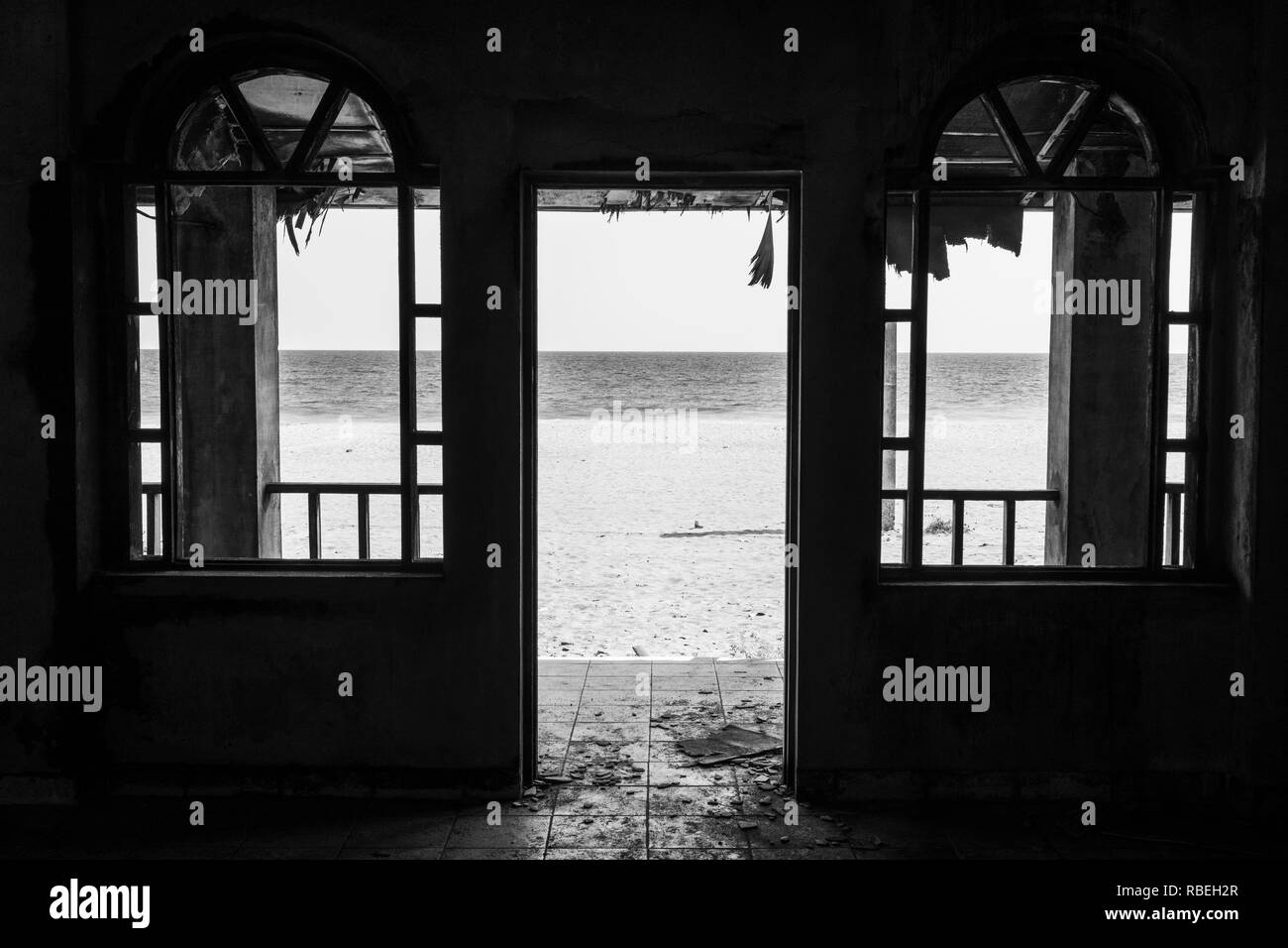 Blick von einem verlassenen Resort auf dem berühmt-berüchtigten Strand gateway Port zur Sklaverei, die von der Tür nicht zurück. Ouidah, Benin. Stockfoto