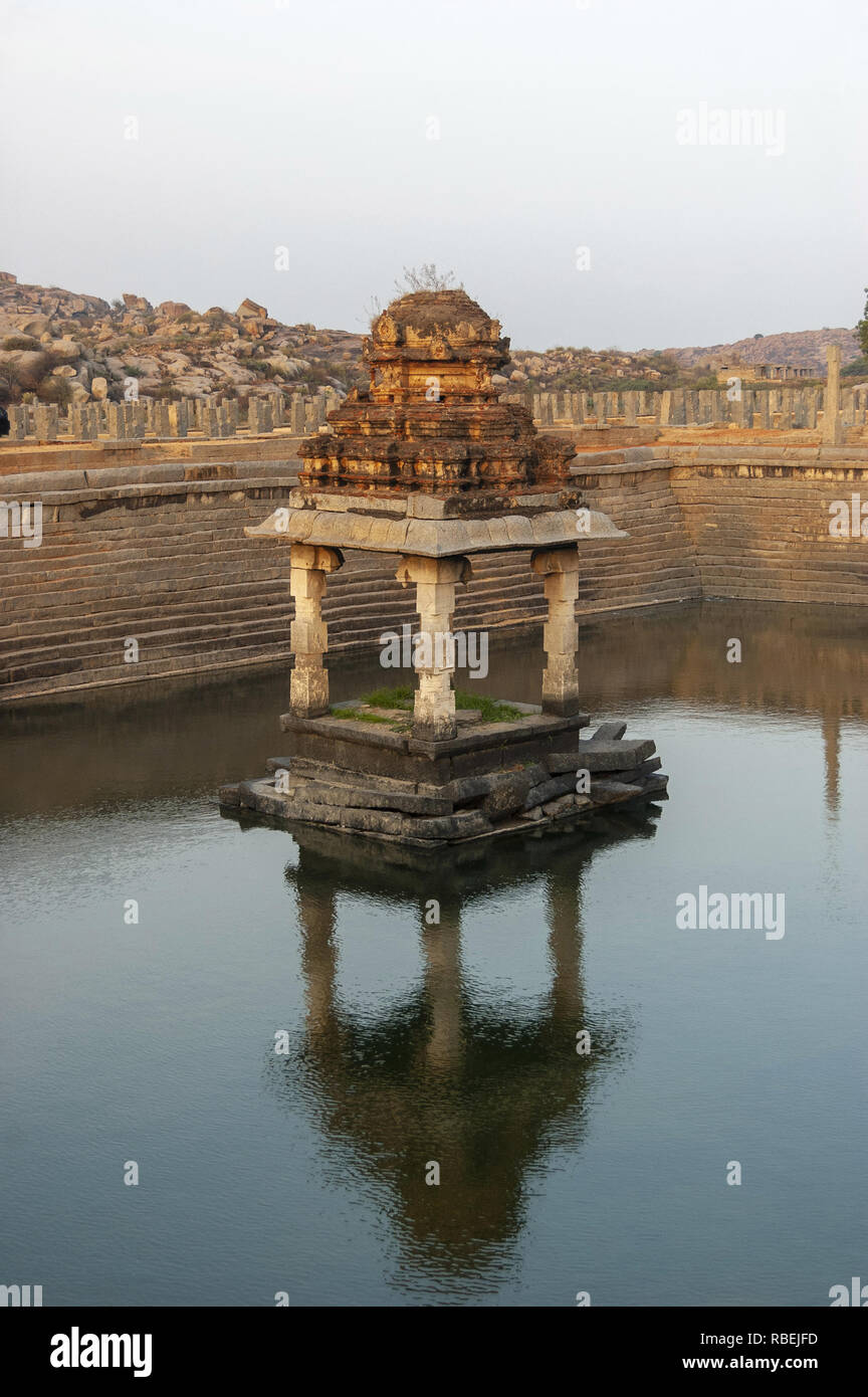 Pushkarni oder stepwell Neben Krishna Basar und teilweise eingestürzten Tempel. Hampi, Karnataka, Indien Stockfoto