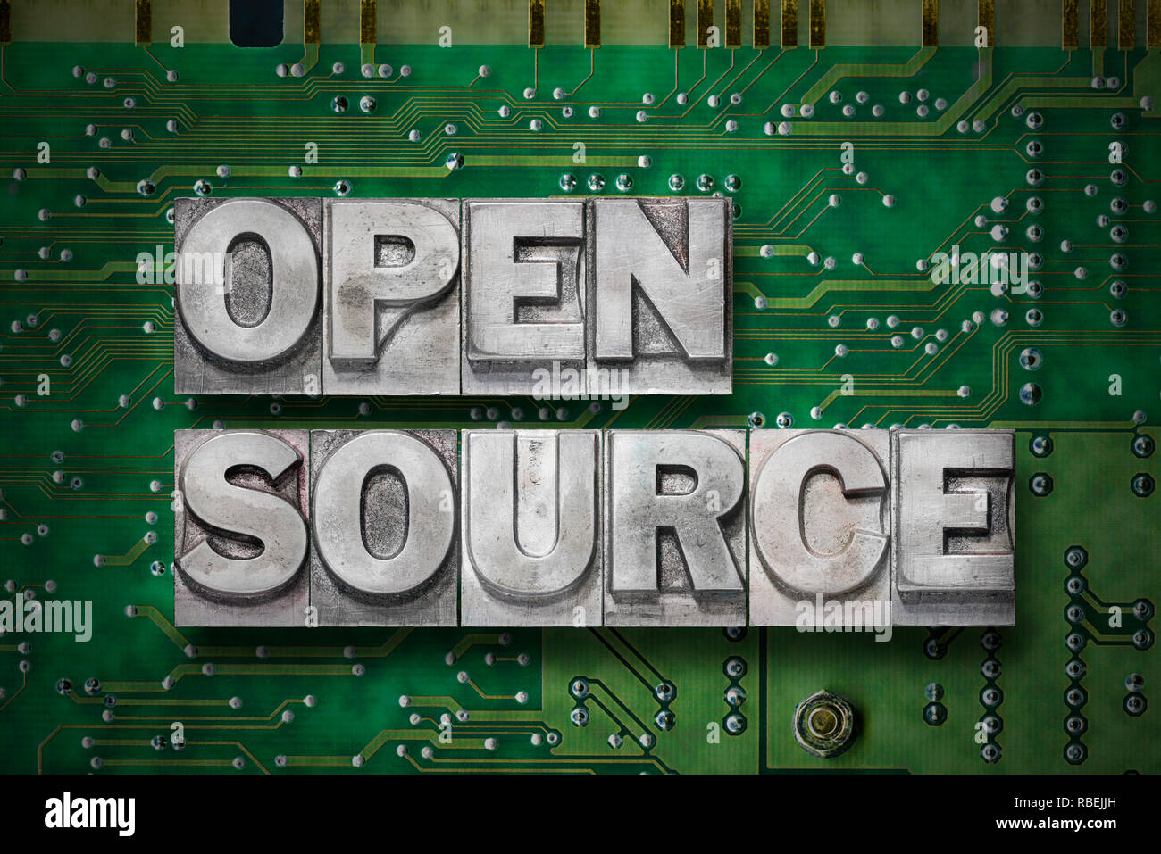 Open Source phrase von metallischen Buchdruck Blöcke auf der PC-Platine Hintergrund Stockfoto