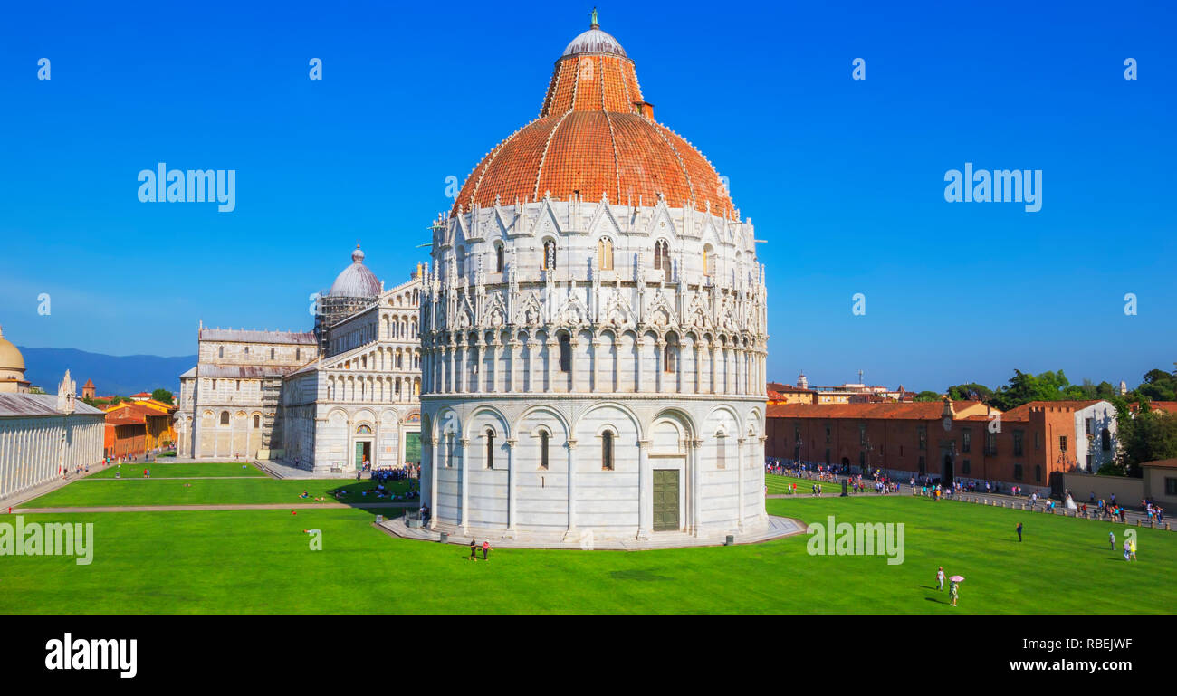 Baptisterium und Blick auf die Kathedrale, das Campo dei Miracoli, Pisa, Toskana, Italien, Europa Stockfoto