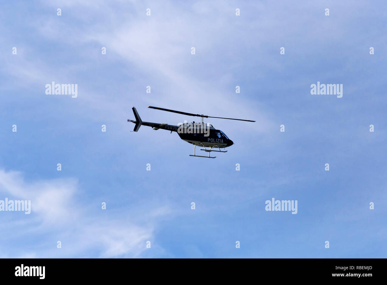 Roma, Italien - 12 Dezember, 2017: ein Helikopter der Polizei, Modell Agustawestland aw109, Erhebungen der Römischen Luftraum an einem schönen Wintertag Stockfoto