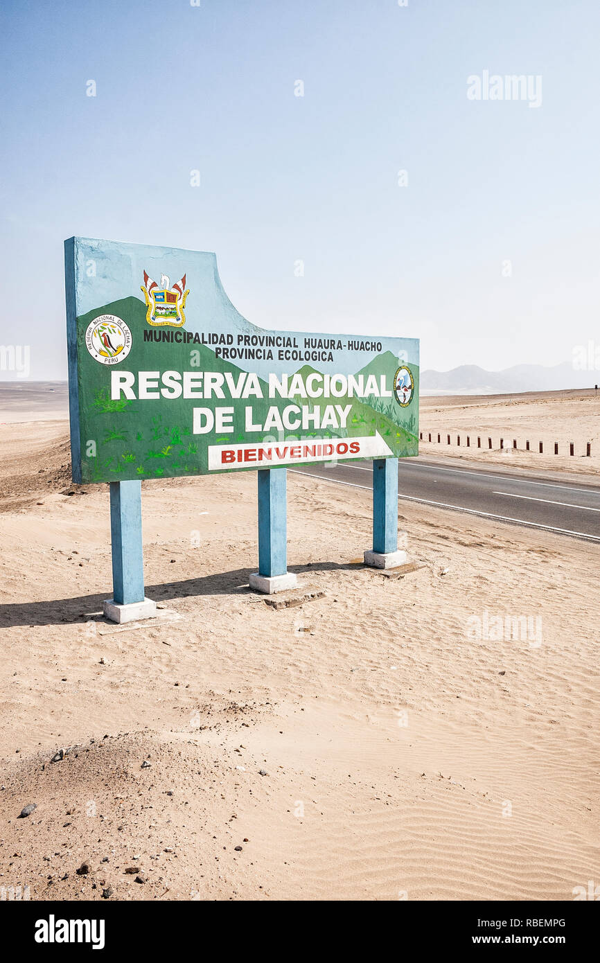 Schild zeigt den Eingang von Lachay nationale Reserve auf Panamerican