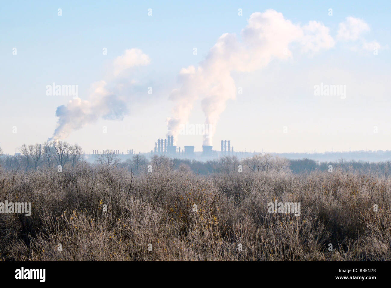 Moderne Landschaft mit werkseitig Rohre in einem Abstand von dem Rauch verschmutzen die Luft Stockfoto