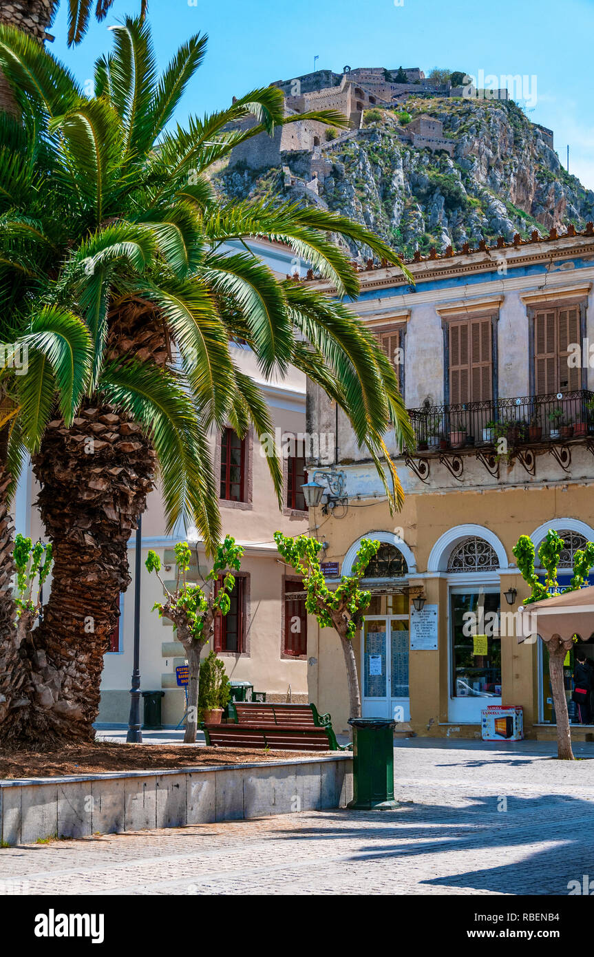 Typisch griechischen Straße mit Blick auf die Burg oder Festung Palamidi in Nafplio oder Nafplio, Peloponnes, Griechenland Stockfoto