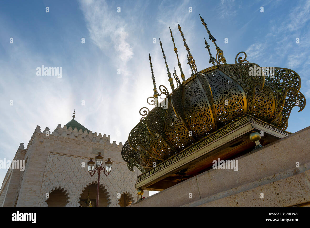 Das Mausoleum von Mohammed V ist ein mausoleum auf der gegenüberliegenden Seite der Hassan Turm befindet sich auf der Yacoub al-Mansour Esplanade in Rabat, Marokko. Stockfoto