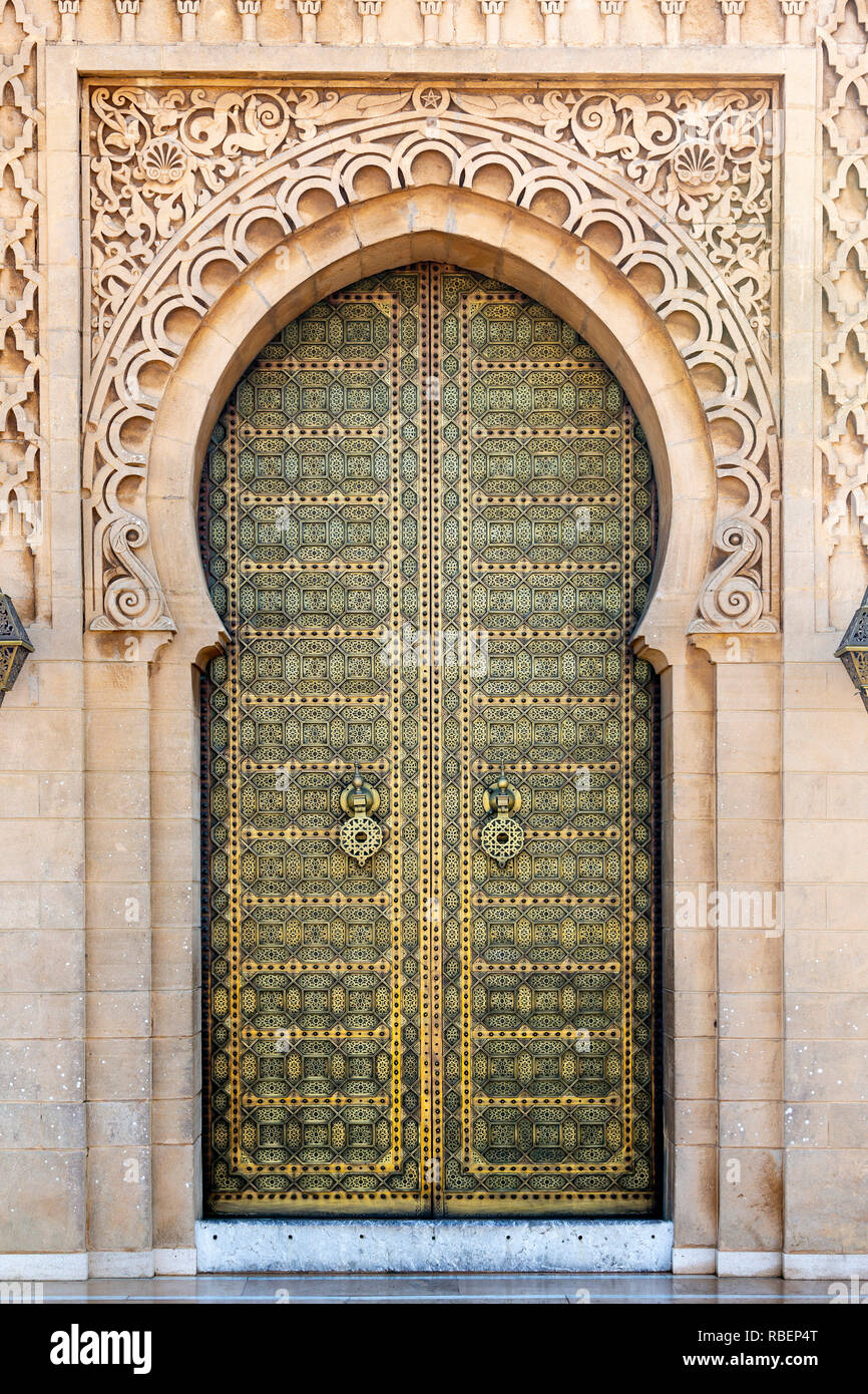 Tür am Mausoleum von Mohammed V. das Mausoleum von Mohammed V ist ein mausoleum auf der gegenüberliegenden Seite der Hassan Turm befindet sich auf der Yacoub al-Mann Stockfoto