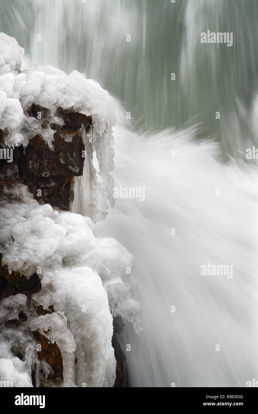 Detailansicht des fließenden Wasser von einem riesigen Wasserfall im Winter Eiszapfen an den Felsen neben der Kaskade, Langzeitbelichtung, Flow Struktur - Lage: I Stockfoto