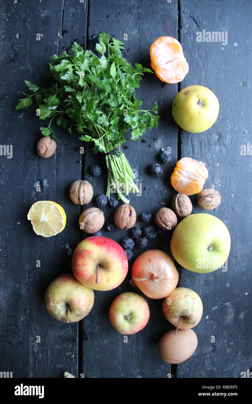 Petersilie und Obst auf alten Vintage Tabelle. Gesundes Essen Idee Stockfoto