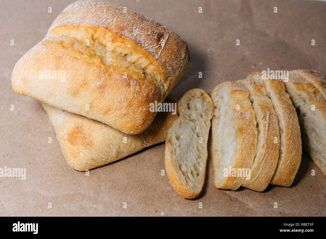 Glutenfreies Brot. Gesundes Essen. Glutenfreie Stück Brot aus Weizen für das Handwerk. Stockfoto