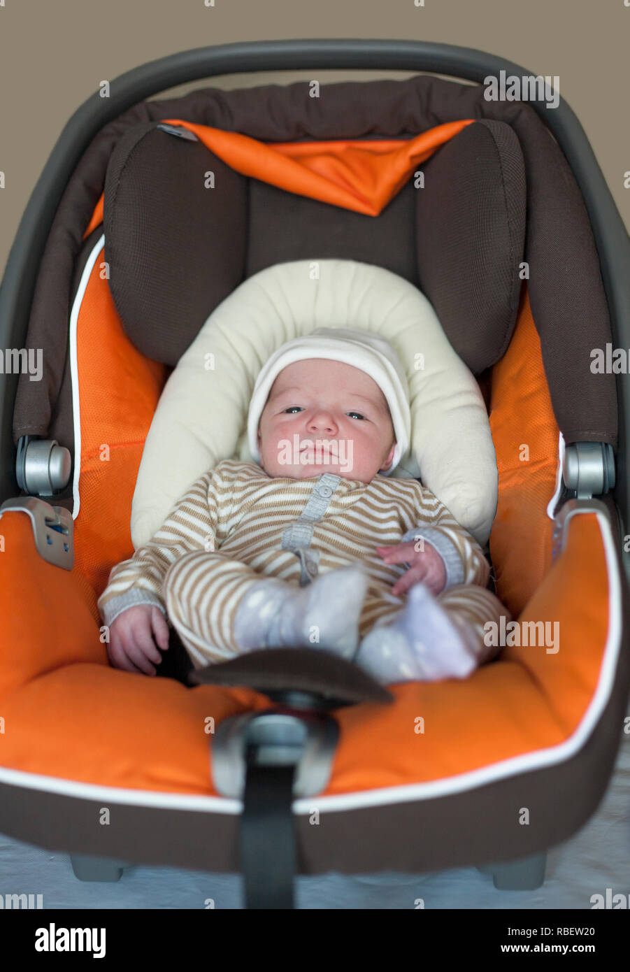 Baby Neugeborenen bei i-Größe Baby Autositz Art. Wenige Tage alten Babys zu Hause Stockfoto