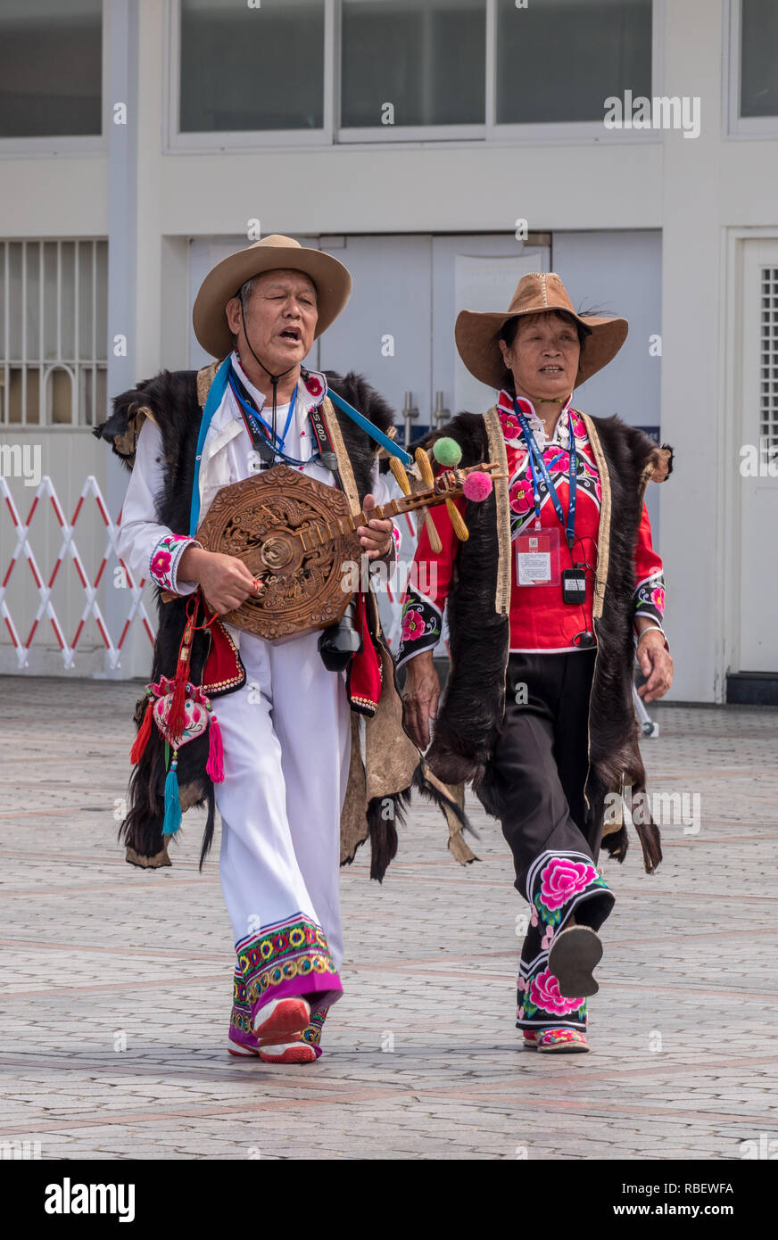 Chinesische Straßenkünstler auf traditionelle Musik instrumente Stockfoto