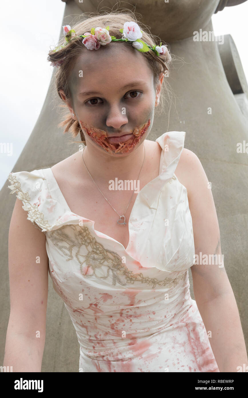 Teilnehmer in vollem Make-up und Kostüm an der Birmingham Zombie Walk - 18. Juni 2016, Birmingham, England Stockfoto