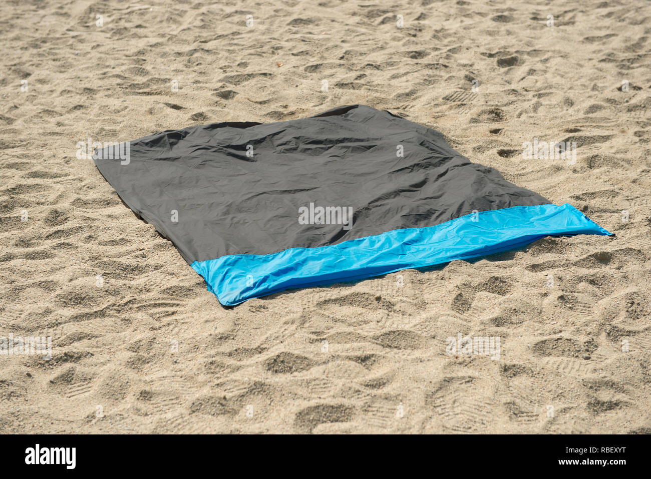 Wasserdicht und Sandproof nylon Strand Decke auf Sand. Sehr dünne Plane  oder Stellfläche für Outdoor-Aktivitäten genutzt, als Barriere gegen den  Sand oder Erde Stockfotografie - Alamy