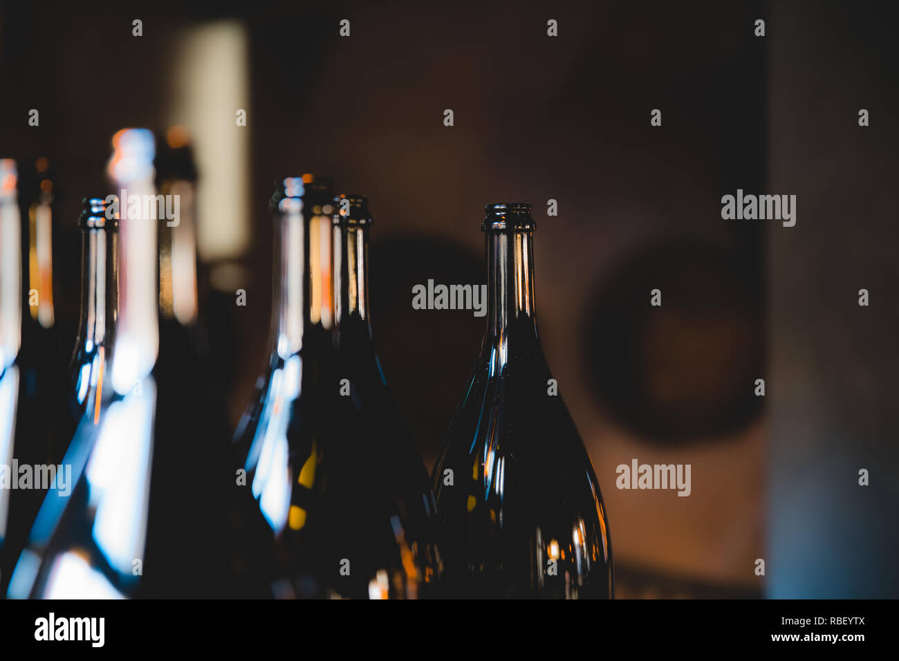 Eine Sammlung von vielen unbeschrifteten Wein Flaschen mit Fokus auf die Flaschenhälse. Stockfoto