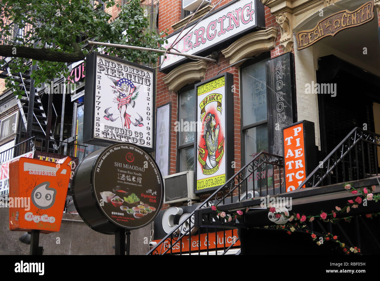 Saint Marks Place, Piercing, Fleisch, Tattoo, East Village, Manhattan, New York, NY, USA Stockfoto