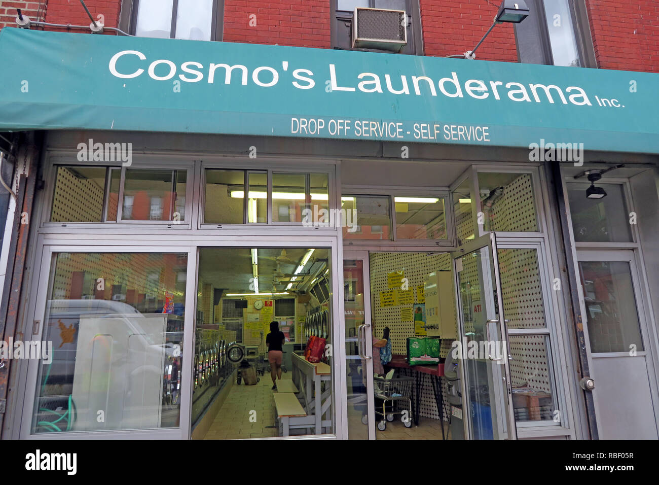 Cosmo Launderama, Waschsalon, 142 1st Avenue #9, New York, NY 10009, USA Stockfoto