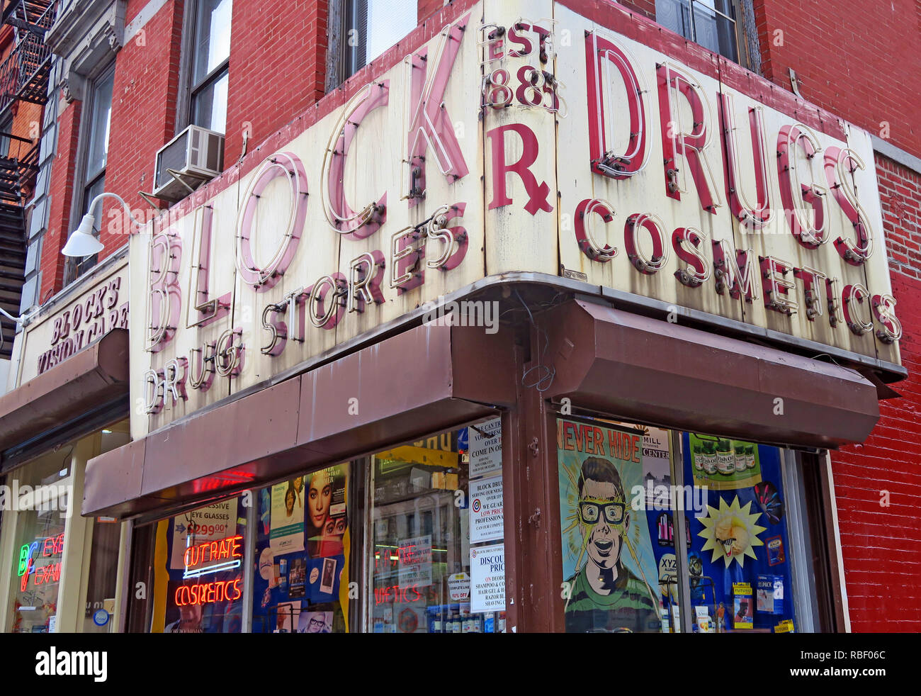 Block Drogerien Apotheke Fassade, in Rot, Neon, 101 2nd Ave, New York, NY 10003, USA-Est 1885, von Russischen Alexander Block Stockfoto