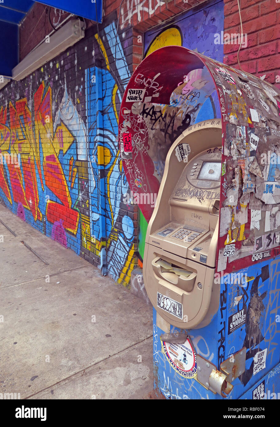 Geld und Kunst, ATM bei East 7th Street, East Village, Manhattan, New York, NY, USA Stockfoto