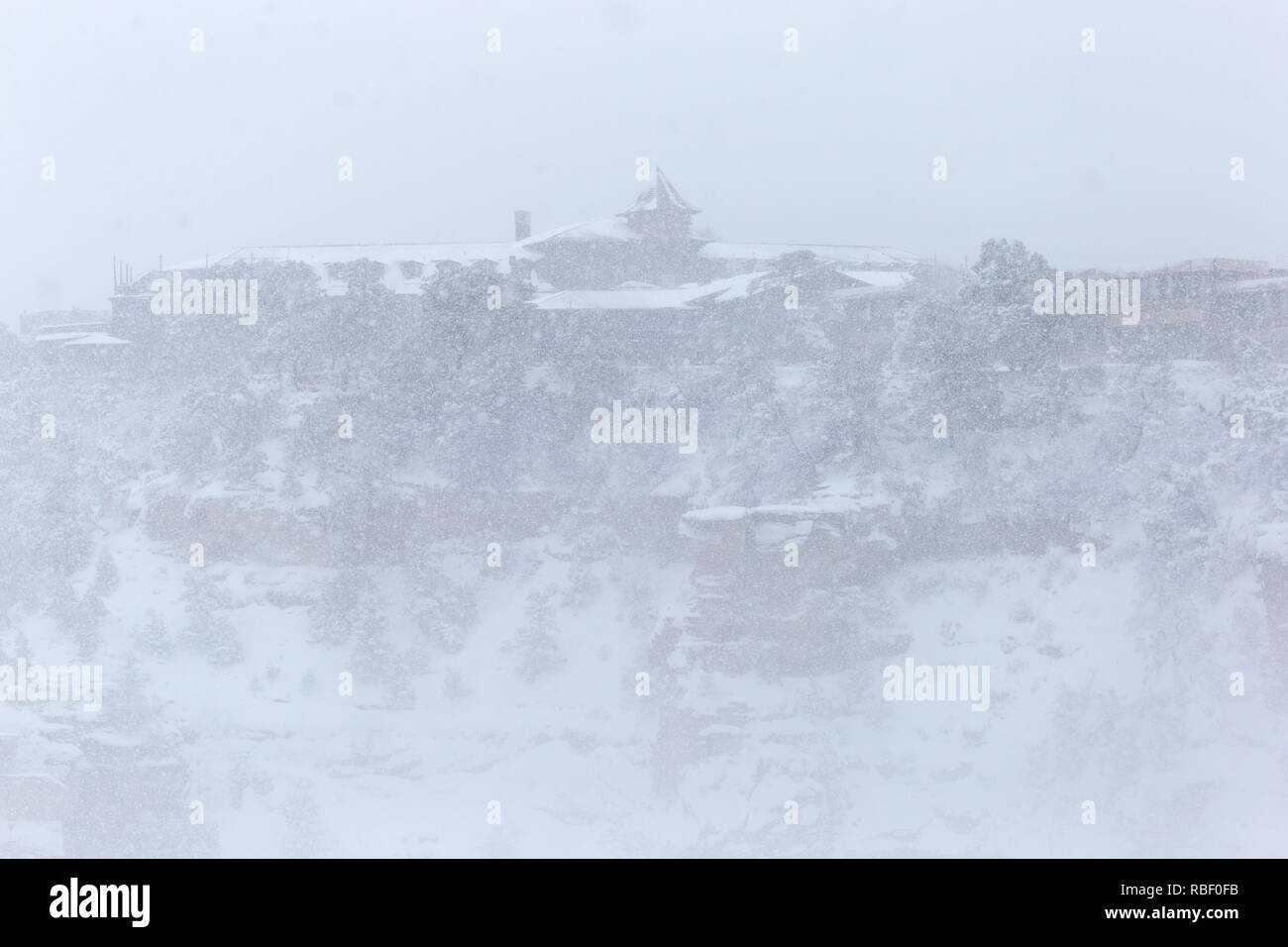 El Tovar Hotel während eines Winterschneesturms im Grand Canyon National Park, Arizona, USA Stockfoto