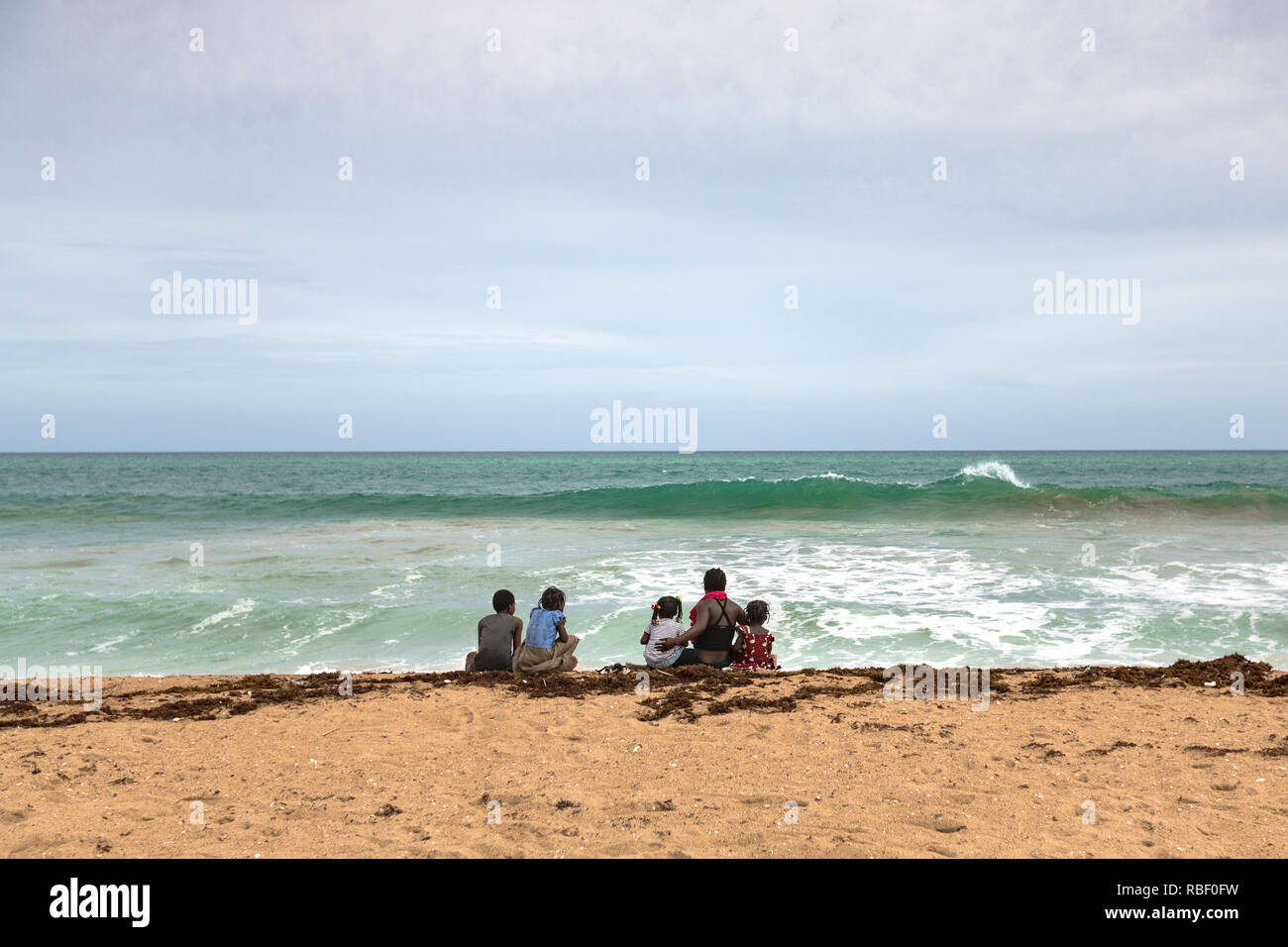 Familie sitzt am Strand in Ouidah. Atlantique Department, Benin, Afrika Stockfoto