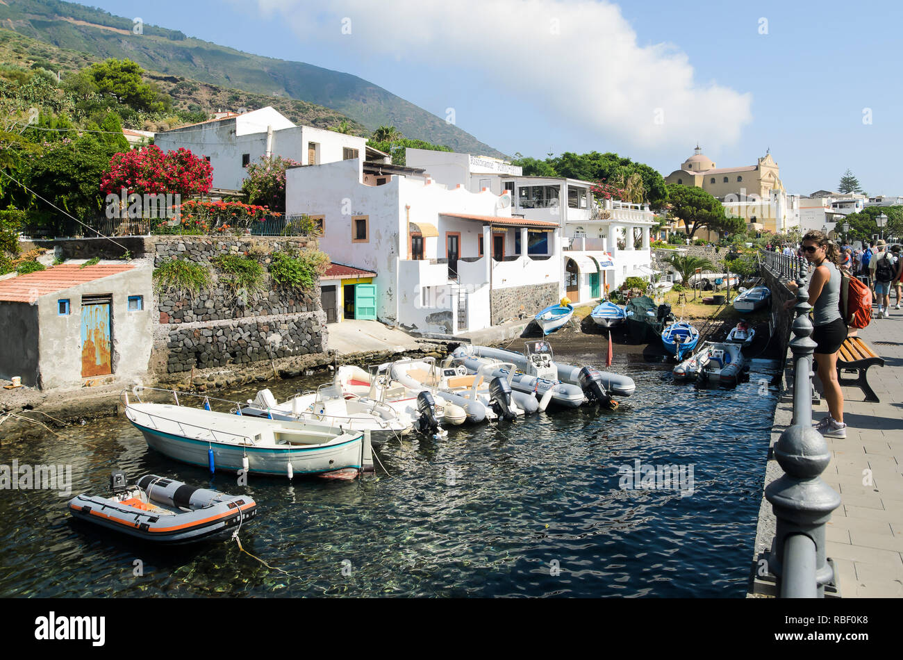 Boote im Hafen von Lipari auf der Äolischen Inseln. Sizilien, Italien Stockfoto