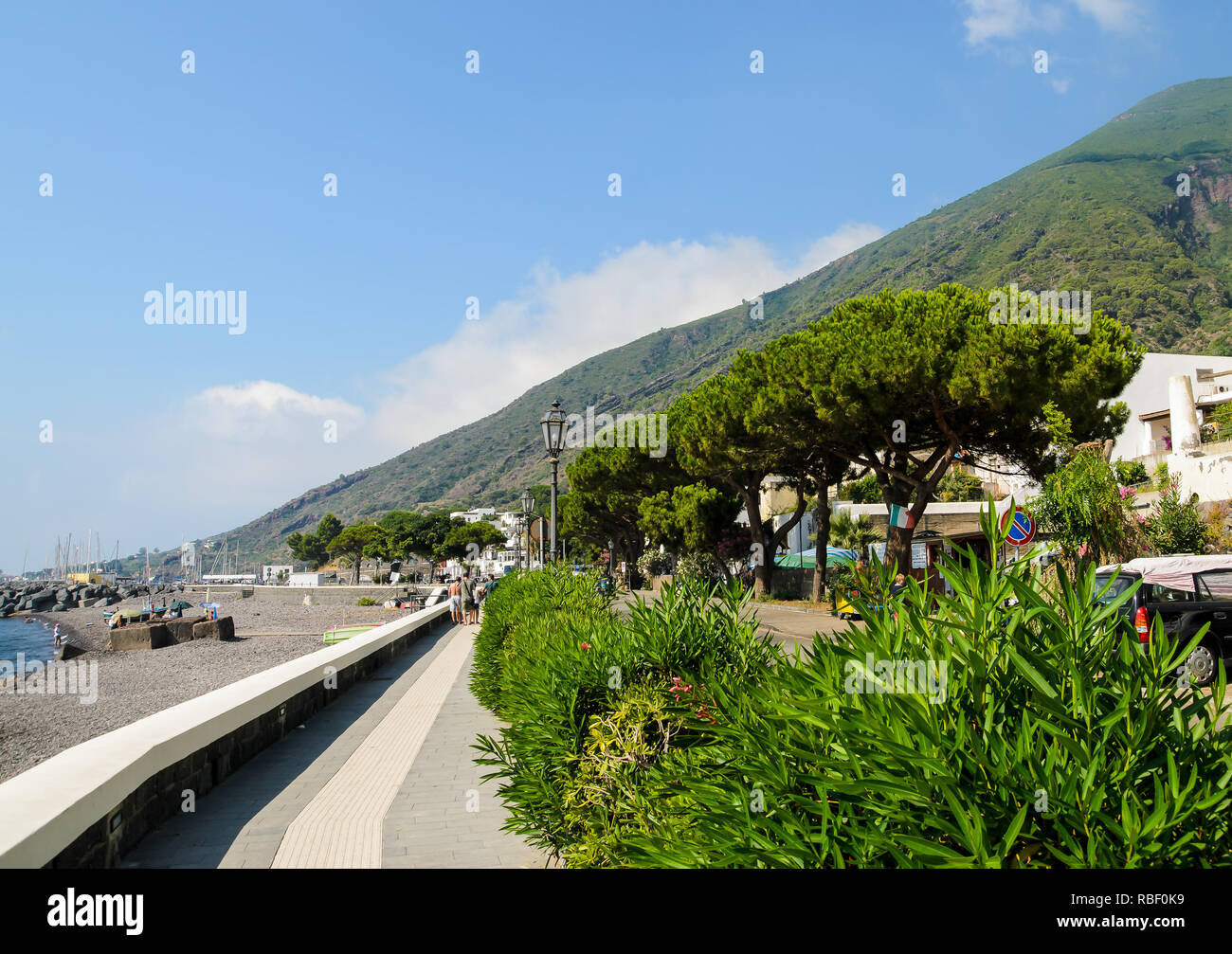Blick auf die Strandpromenade von Santa Marina Salina Äolischen Inseln, Sizilien, Italien. Stockfoto