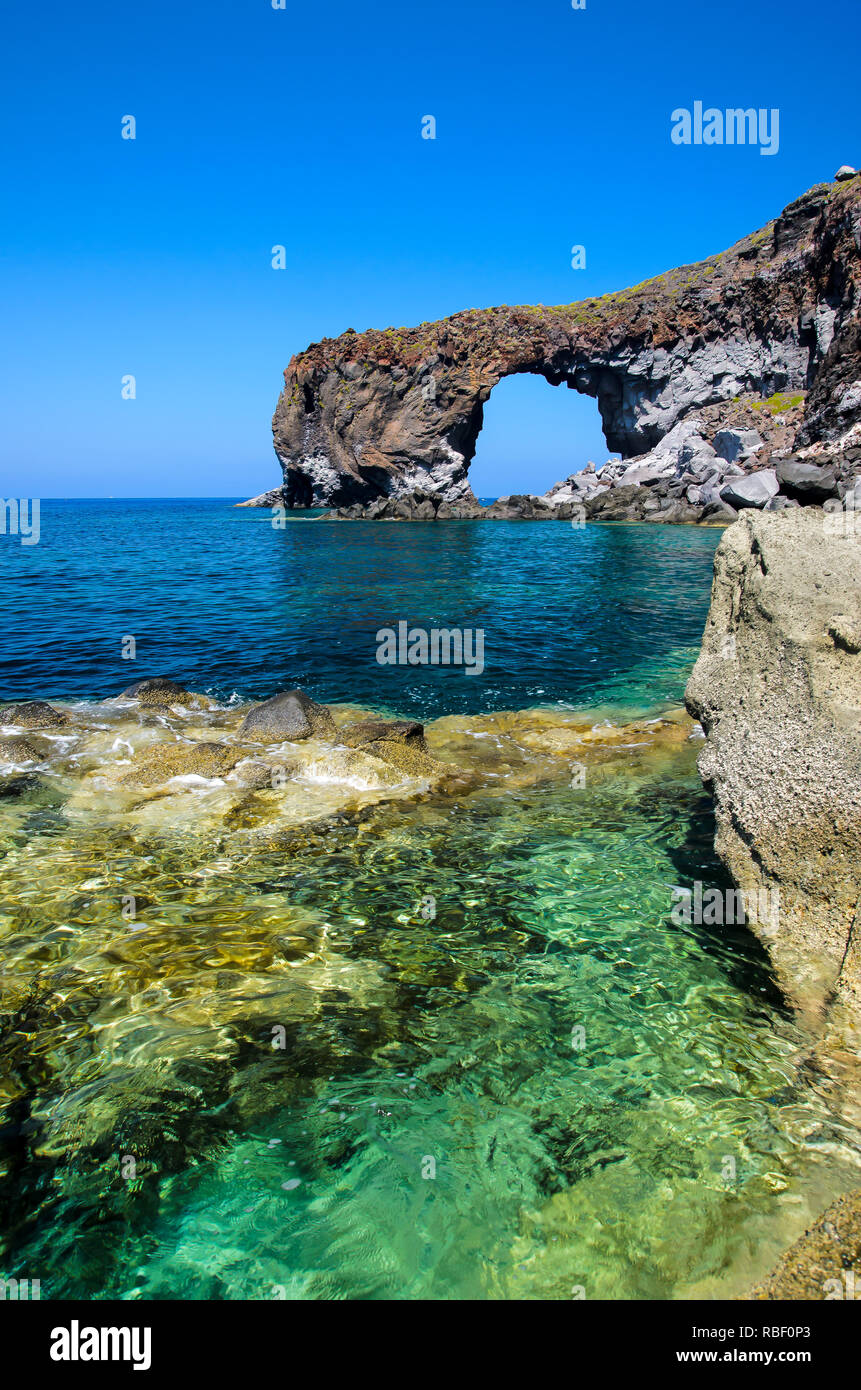 Punta Perciato natürlichen vulkanischen Bogen von Lava am kristallklaren Meer, Pollara, Salina gebildet. Äolische Inseln, Sizilien, Italien Stockfoto