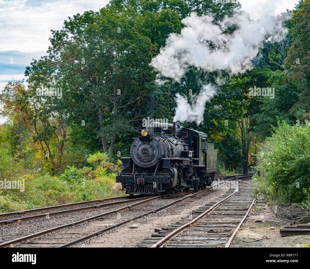 Einen erholsamen sonnigen Herbst Nachmittag Fahrt mit der Dampfeisenbahn mit Motor Nr. 40 entlang des Connecticut River. Deep River, Connecticut, USA. Essex Steam Train. Schienen Stockfoto