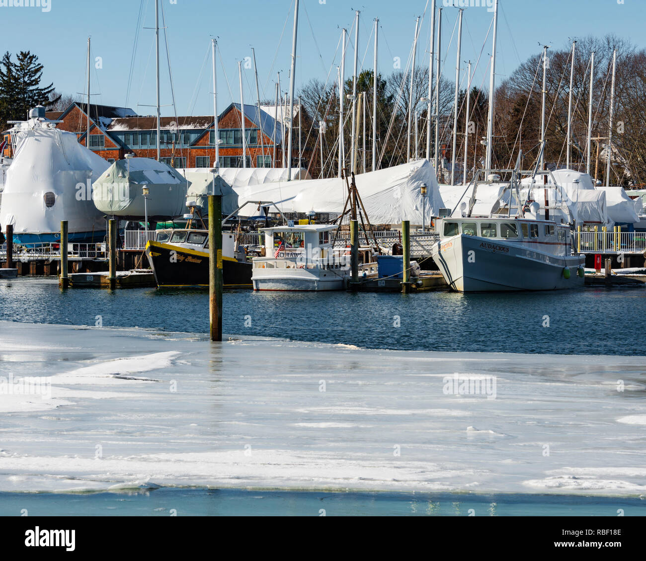 Einen sonnigen kalten Wintertag am Milford Hafen Blick über am Shell fish Flotte von der Stadt Boot Rampe. Lismans Landung in Milford, Connecticut, USA. Stockfoto