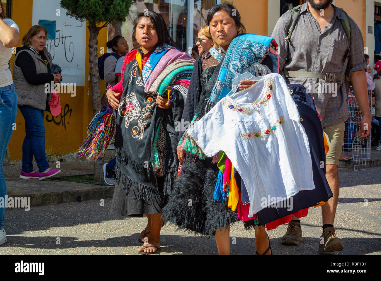 Einheimische Frauen mit traditioneller Kleidung auf der Straße, San Cristobal de las Casas, Chiapas, Mexiko Stockfoto