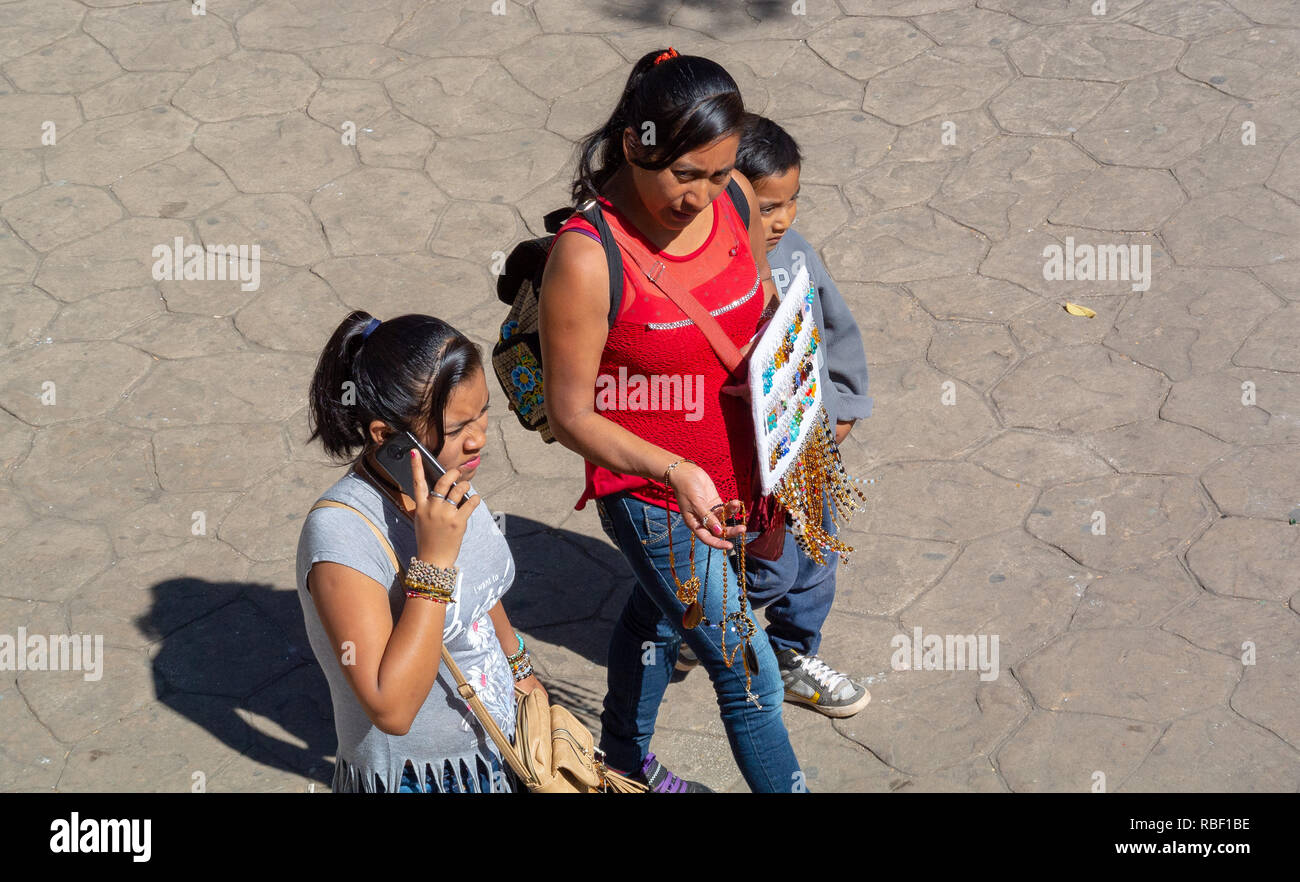 Lokale Familie, die Accessoires verkauft, San Cristobal de las Casas, Chiapas, Mexiko Stockfoto