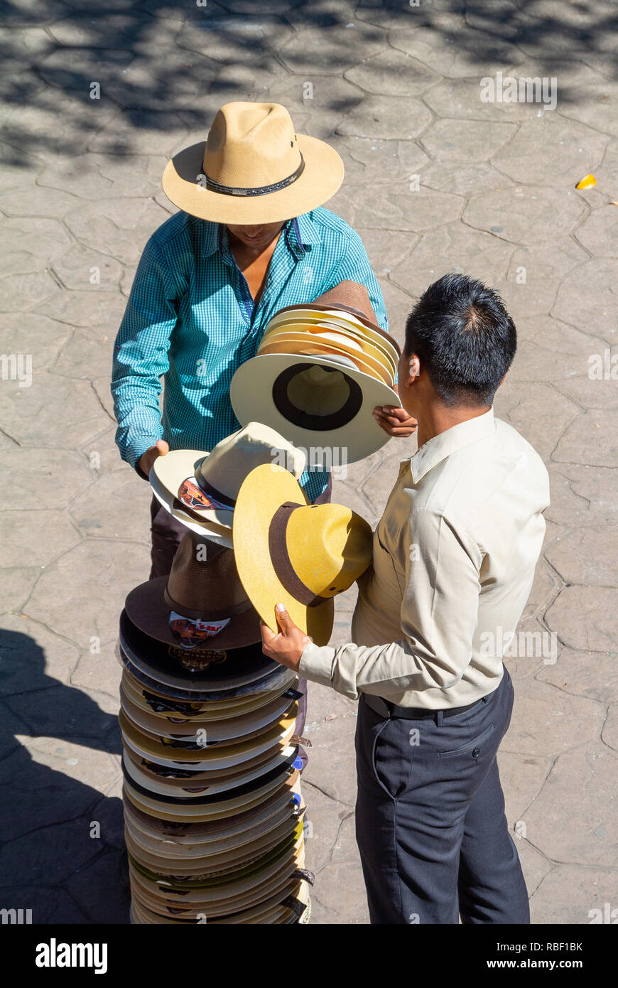 Lokale Kauf einen Hut in der Straße, San Cristobal de las Casas, Chiapas, Mexiko Stockfoto
