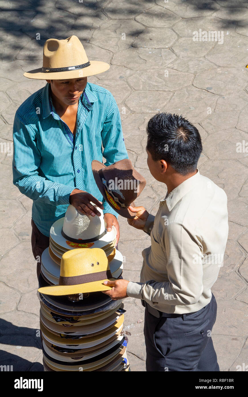 Ein einheimischer Mann, der einen Hut kauft, San Cristobal de las Casas, Chiapas, Mexiko Stockfoto