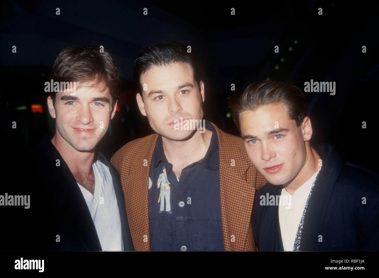 HOLLYWOOD, CA - 09. August: (L-R) Schauspieler Patrick McGaw, Schauspieler Joseph Lindsey und Schauspieler Steve Parlavecchio sorgen feine Linie verfügt über'' unter Premiere Freunde am 9. August 1993 an die GCC-Hollywood Galaxy Theatre in Hollywood, Kalifornien. Foto von Barry King/Alamy Stock Foto Stockfoto